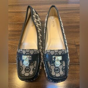 NWOB MICHAEL Michael Kors Black and Cream Loafers Size 9.5